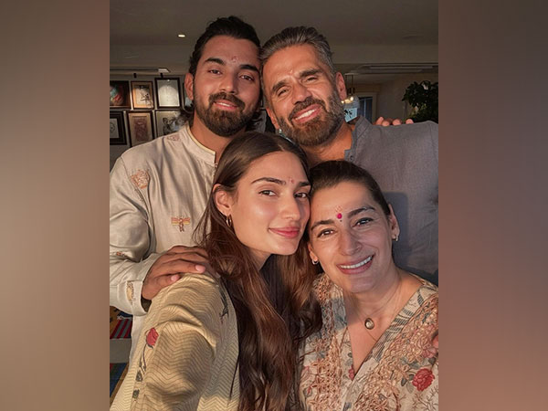 Suniel Shetty with family (Photo/instagram/@suniel.shetty)
