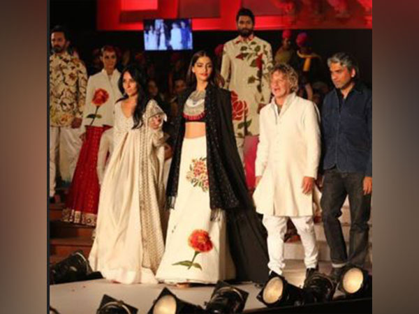 Actor Sonam Kapoor and late fashion designer Rohit Bal (Image source: Instaagram)