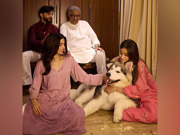 Janhvi Kapoor with Boney Kapoor, Khushi Kapoor and Shikhar Pahariya (Image source: Instagram/@