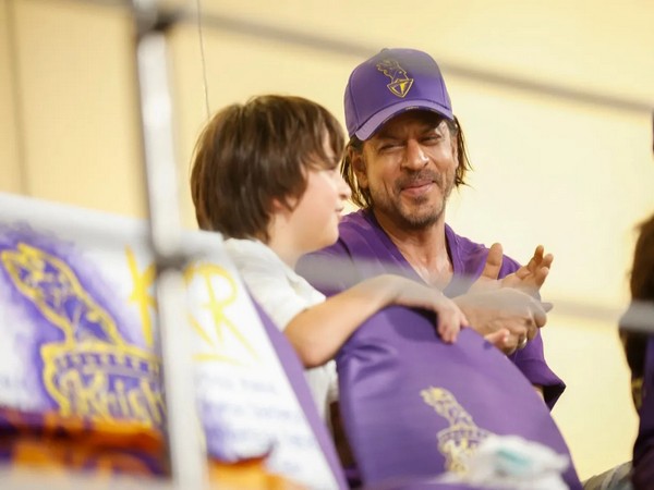 Actor Shah Rukh Khan and his son AbRam (Image source: (Image Source: IPL/BCCI)
