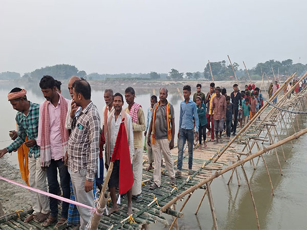 Villagers construct bridge with collective effort (Photo/ANI)