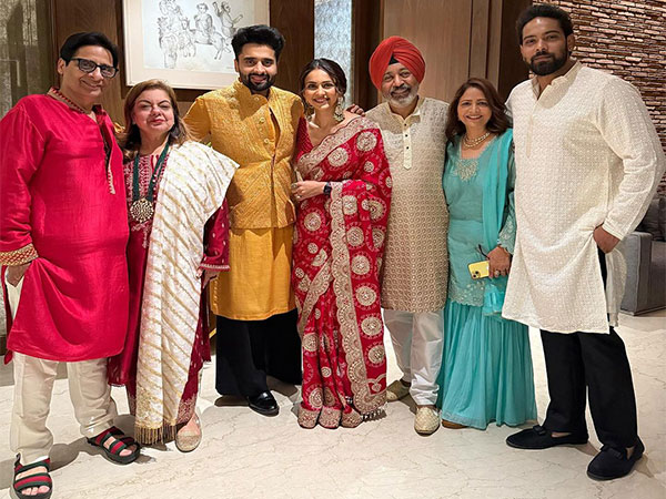  Rakul Preet Singh, Jackky Bhagnani with family (Photo/instagram/@rakulpreet)