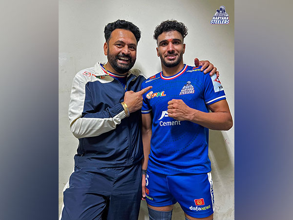 Haryana Steelers head coach Manpreet Singh with Captain Jaideep Dahiya (Image: Haryana Steelers/PKL)