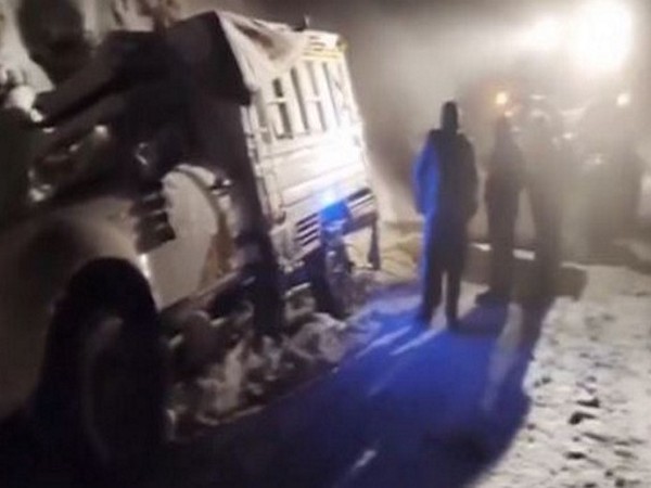 A team of BRO, along with J&K Police and District Administration in Bandipora, rescued vehicles stuck in snow (Photo/ANI)