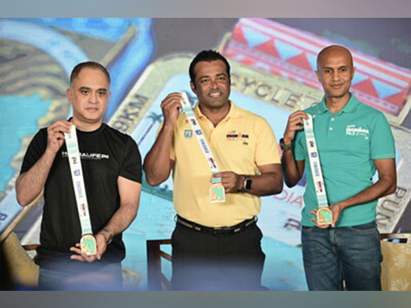 L–R: Ganeshan VS - Marketing Director, Herbalife; Leander Paes; and Deepak Raj
