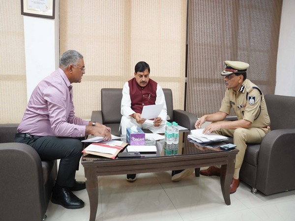 MP CM Mohan Yadav holding meeting with officers (Photo/X @DrMohanYadav51)