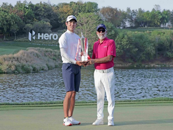 Keita Nakajima of Japan (left) with the Hero Indian Open 2024 trophy and chairman of Hero MotoCorp Pawan Munjal (Photo:  HIO 2024)