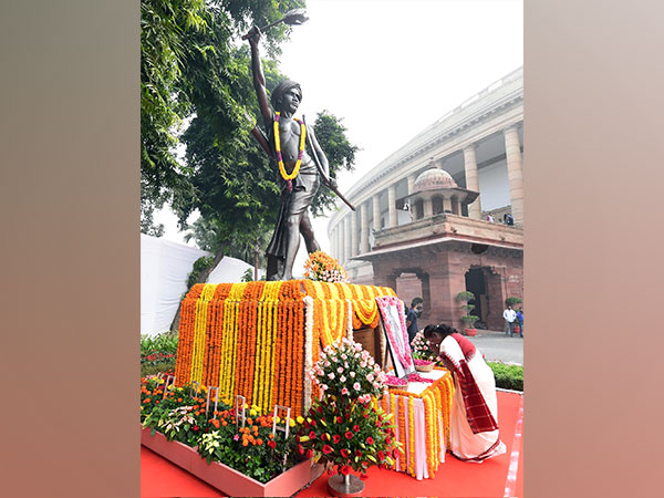 President Droupadi Murmu paid floral tributes to Bhagwan Birsa Munda at Parliament House, New Delhi (Photo/ @rashtrapatibhvn)