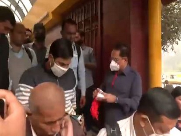 Delhi BJP President Virendraa Sachdeva and BJP MP Praveen Khandelwal distribute masks. (Photo/ANI)