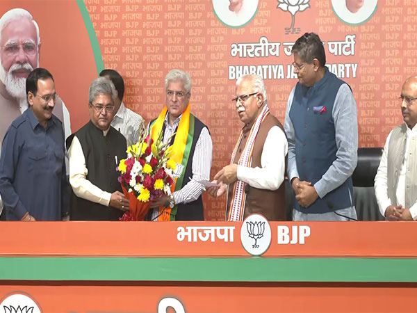 Kailash Gahlot joins the BJP (Photo/ANI)