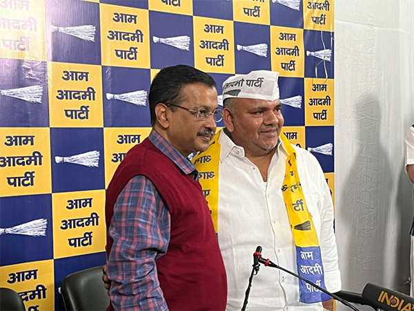 AAP supremo Arvind Kejriwal with Raghuvinder Shokeen (Photo/ANI)