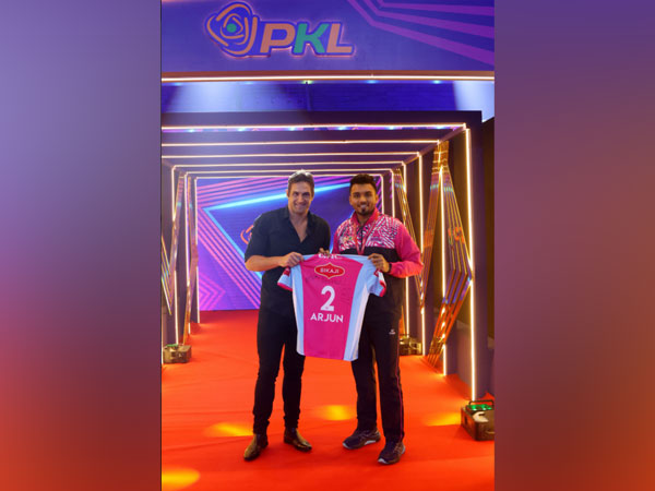 Joshua P Kennedy and Jaipur Pink Panthers skipper Arjun Deshwal exchange jerseys (Image: Visit Victoria/PKL)