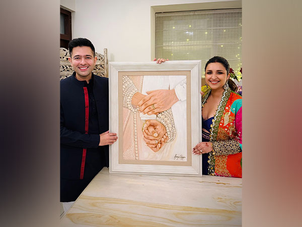 Parineeti Chopra and Raghav Chadha with the handmade painting (Image source: Instagram/@parineetichopra)