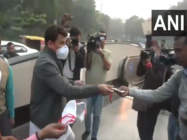  Delhi BJP MP Manoj Tiwari distributes masks  (Photo/ANI)