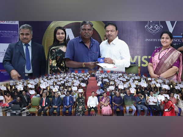 Dr Ishari K. Ganesh, Founder Chancellor of VISTAS distributes gifts to employees in recognition of their outstanding contribution to achieving NAAC A++ accreditation