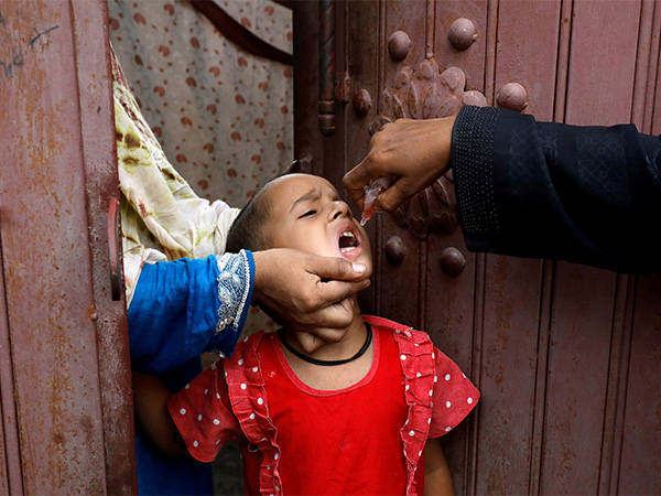 A child being given oral polio vaccine in Pakistan (Photo/Reuters)