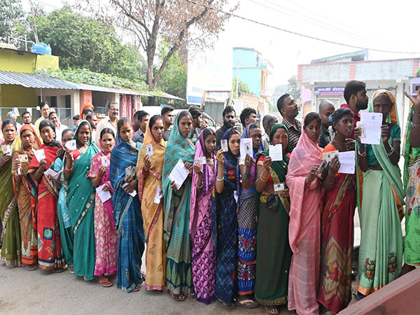 A long queue of voters in Jharkhand in the first phase of polls (File Photo/@ECISVEEP)