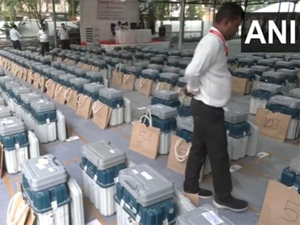 EVMs in Dadar, Mumbai dispatched across the city (Photo/ANI)