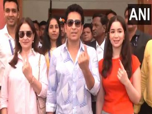Sachin Tendulkar with his wife Anjali and daughter Sara. (Photo- ANI)