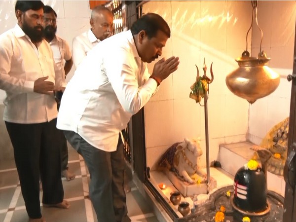 Prakash Shinde offering prayers at Shiv Temple. (Photo/ ANI)