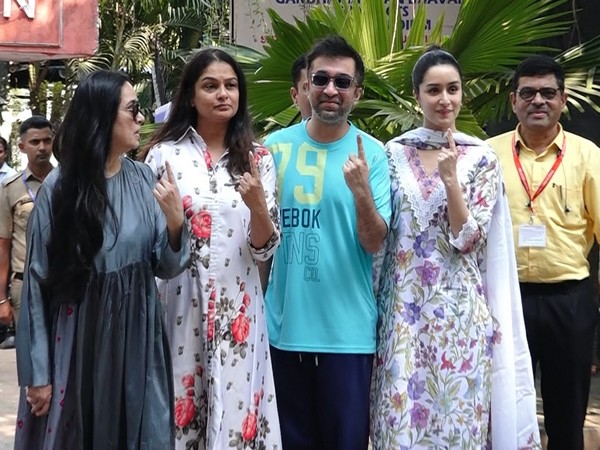 Shraddha Kapoor with family (Photo/ANI)