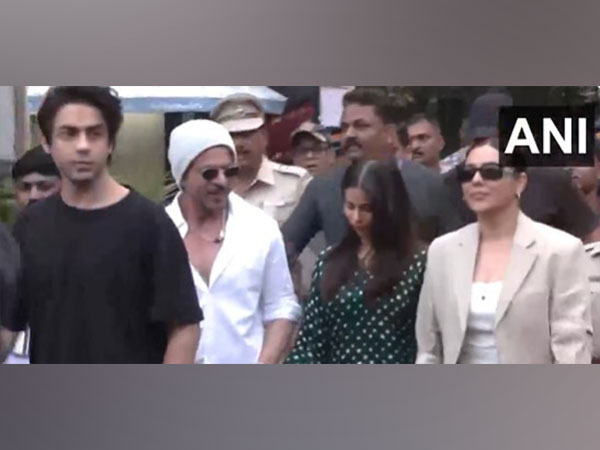  Shah Rukh Khan, Gauri Khan with Aryan Khan, Suhana Khan (Image source/ANI)