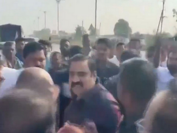 Altercation between Shiv Sena, Independent candidate. (Photo/Sameer Bhujbal’s team)