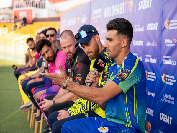  Rahmanullah Gurbaz with other players (Photo: Abu Dhabi T10)