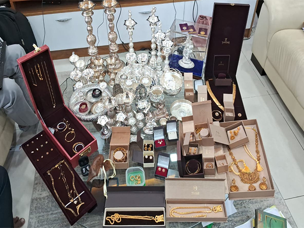 Cahs and jewellery recovered during raids (Pic source: Karnataka Lokayukta) 