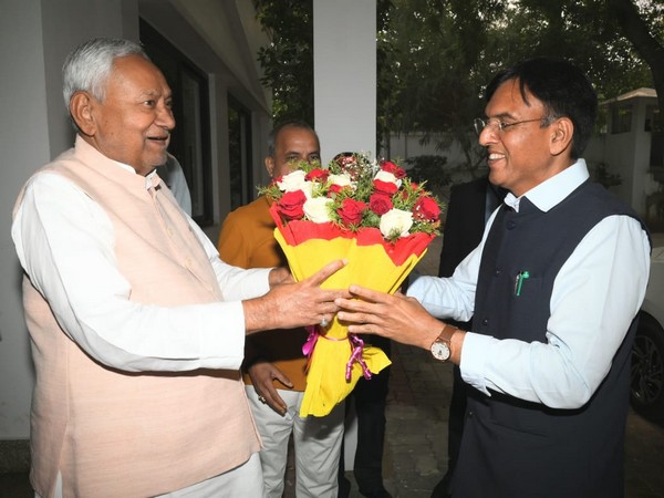 Union Minster Mansukh Mandaviya with Bihar CM Nitish Kumar. (Photo: X/@mansukhmandviya)