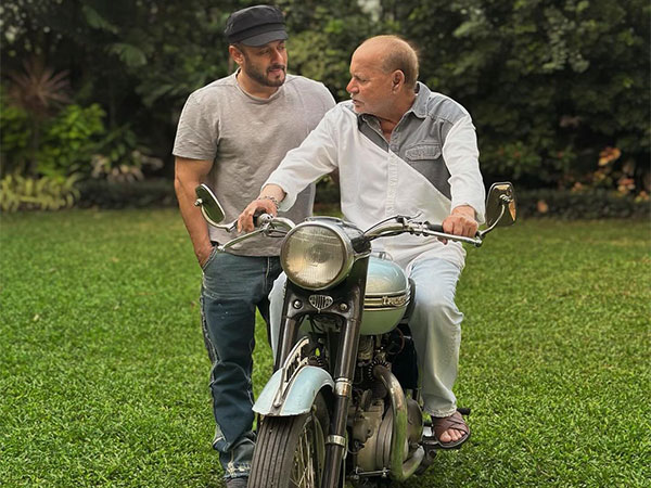 Salman Khan with Salim Khan (Image source: Instagram/@beingsalmankhan)