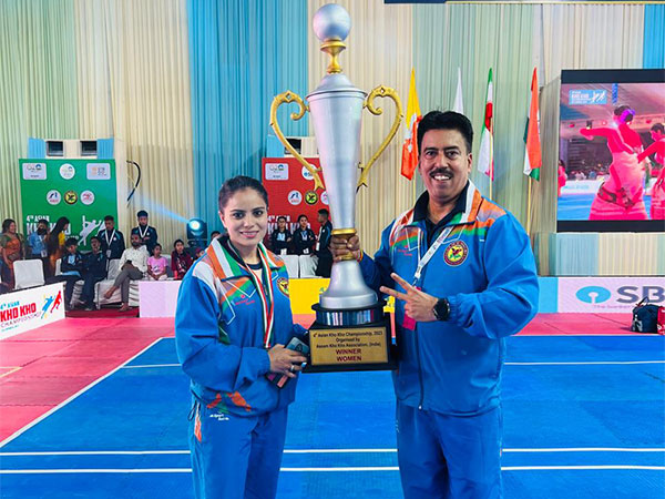 Nasreen Shaikh with her coach (Photo: KKFI)