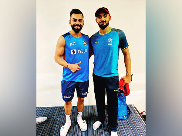  Nizakat Khan with Virat Kohli (Photo:  Cricket Hong Kong)