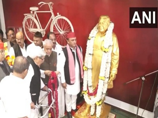 SP chief Akhilesh Yadav unveils statue Mulayam Singh Yadav (Photo/ANI)
