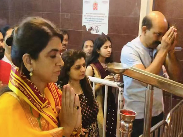 Shiv Sena leader Shaina NC at Siddhivinayak Temple (Photo/@ShainaNC)