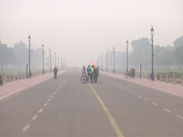 Visuals of a thick layer of smog from the India Gate (Photo/ANI)