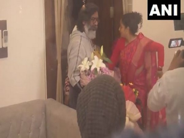 Jharkhand CM Hemant Soren along with wife Kalpana Soren meets JMM chief Shibu Soren (Photo/ANI) 