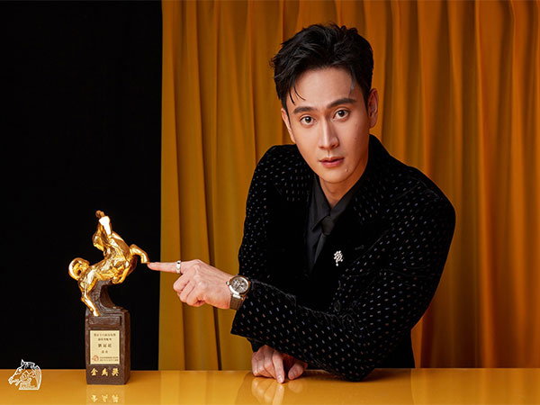 Liu Kuan-ting with his Golden Horse Award in 2019. (Facebook,/ Golden Horse Film Festival photo)