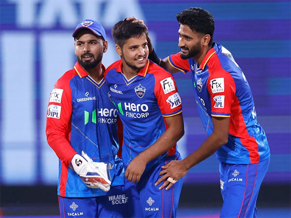 Rasikh Dar (centre) (Photo- BCCI/IPL)