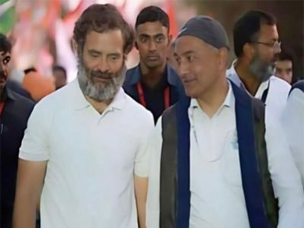 AICC  In-charge Delhi Pradesh Congress Qazi Nizamuddin with Rahul Gandhi (File Photo/@qazinizamuddin)