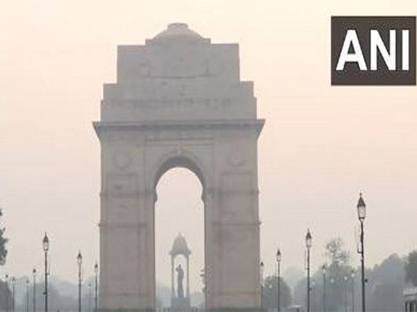 Delhi wakes up to 'very poor' air quality (Photo/ANI)