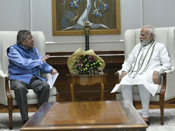 PM Narendra Modi with Shashikant Ruia (Photo/@narendramodi)
