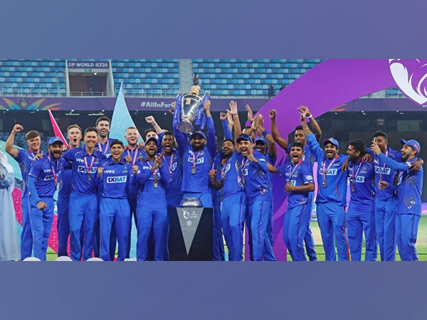 MI Emirates players celebrating with ILT20 trophy. (Image: ILT20)