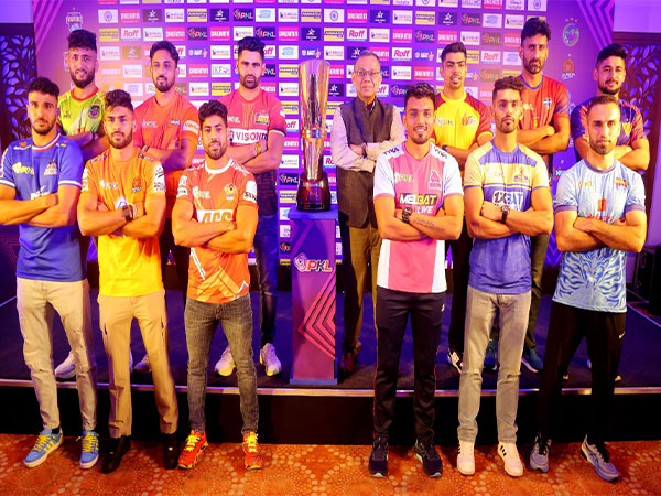 Pro Kabaddi League team captains with trophy (Photo: PKL)