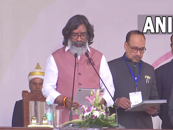 Hemant Soren takes oath as Jharkhand CM (Photo/ANI)