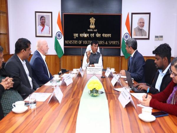 Mansukh Mandaviya with AIFF officials (Photo: AIFF)