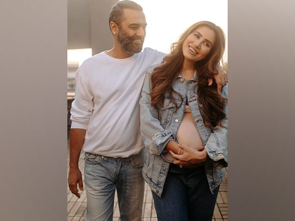 Sonnalli Seygall, Ashesh L Sajnani (Image source:Instagram/ @sonnalliseygall)