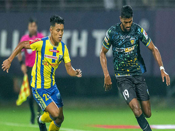  Irfan Yadwad (right) (Photo: Chennaiyin FC) 
