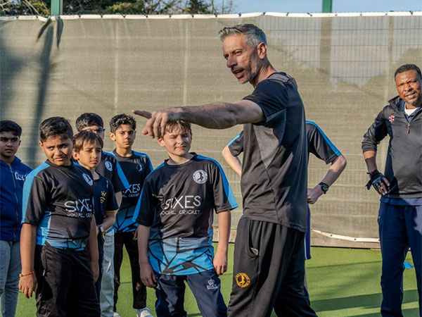 Sajid Mahmood with DC Academy players (Photo: Delhi Capitals)
