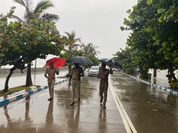 Puducherry Police keep vigil along the coast line (Photo/@PuducheryPolice)